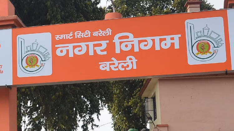 Bareilly: जेई के घर बेगार पर बेलदार ने किया खुलासा, नगर निगम से तनख्वाह पूरी Bareilly: जेई के घर बेगार पर बेलदार ने किया खुलासा, नगर निगम से तनख्वाह पूरी