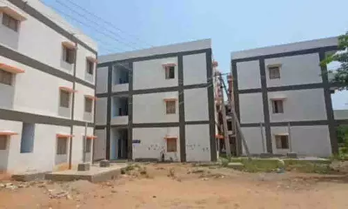 Kothagudem में ग्रामीणों ने इंदिराम्मा घरों को खारिज करने का प्रस्ताव पारित किया
