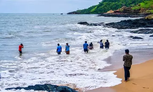 तमिलनाडु के मेडिकल छात्र समुद्र की लहरों में फंसकर डूबे