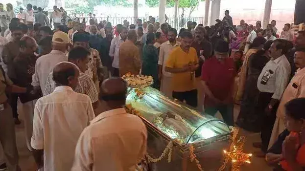 Kochi: रामचंद्रन को श्रद्धांजलि, राजकीय सम्मान के साथ हुआ अंतिम संस्कार