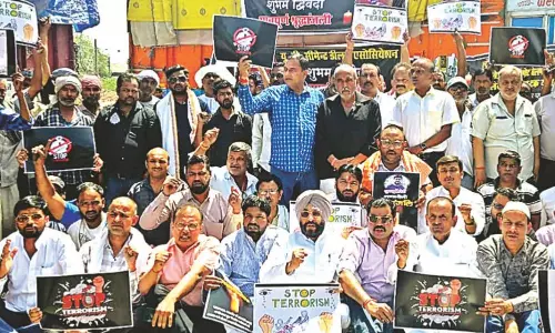 Kanpur: आतंकी हमले के विरोध में बंद रहा लवे गोदाम, सीमेंट-बिल्डिंग मैटेरियल का कारोबार ठप Kanpur: आतंकी हमले के विरोध में बंद रहा लवे गोदाम, सीमेंट-बिल्डिंग मैटेरियल का कारोबार ठप