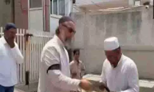 Owaisi ने पहलगाम आतंकी हमले की निंदा करते हुए शुक्रवार की नमाज से पहले काली पट्टी बांधी और बांटी