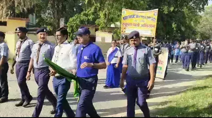 Ballia: स्कूली बच्चों की वर्दीधारी प्रभात फेरी में BSA ने किया हरी झंडी से शुभारंभ Ballia: स्कूली बच्चों की वर्दीधारी प्रभात फेरी में BSA ने किया हरी झंडी से शुभारंभ