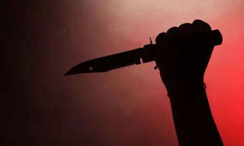 बोरीवली में बेटे को चाकू से बचाने के दौरान बुजुर्ग महिला घायल