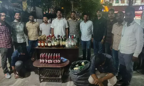 Telangana में ग्राहकों को मिलावटी शराब परोसने के आरोप में बार मैनेजर-कर्मचारी गिरफ्तार