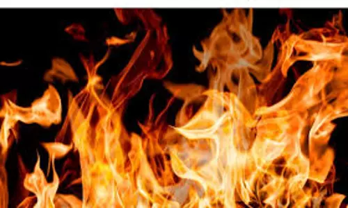 Moradabad: स्वास्थ्य केंद्र में आग की लपटों में घिरीं दो एंबुलेंस, जलकर राख Moradabad: स्वास्थ्य केंद्र में आग की लपटों में घिरीं दो एंबुलेंस, जलकर राख