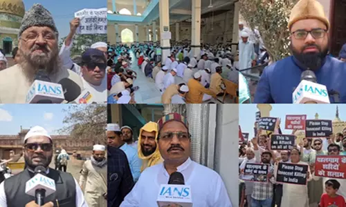 पहलगाम आतंकी हमले के विरोध में मुस्लिमों ने काली पट्टी बांधकर पढ़ी जुमे की नमाज पहलगाम आतंकी हमले के विरोध में मुस्लिमों ने काली पट्टी बांधकर पढ़ी जुमे की नमाज