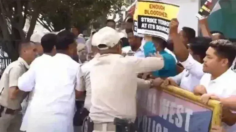 Manipur पुलिस ने जम्मू-कश्मीर में आतंकी हमले के खिलाफ युवा कांग्रेस के विरोध मार्च को विफल