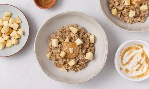 Peanut butter oatmeal नाश्ते का स्वादिष्ट और हेल्दी विकल्प