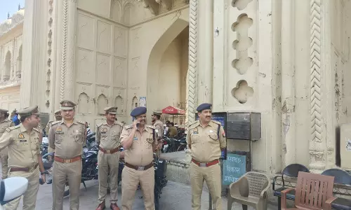 Lucknow की टीले वाली मस्जिद में काली पट्टी बांधकर पढ़ी जुमे की नमाज