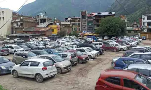 Kullu निवासियों ने मनमानी पार्किंग फीस के खिलाफ कार्रवाई की मांग की Kullu निवासियों ने मनमानी पार्किंग फीस के खिलाफ कार्रवाई की मांग की