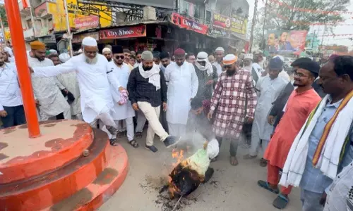 गरियाबंद मुस्लिम समाज ने आतंकवाद के खिलाफ पुतला जलाया गरियाबंद मुस्लिम समाज ने आतंकवाद के खिलाफ पुतला जलाया