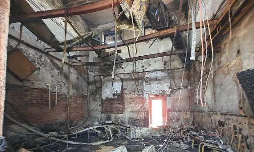 ग्वालियर स्टेशन के VIP लाउंज में लगी भीषण आग ग्वालियर स्टेशन के VIP लाउंज में लगी भीषण आग