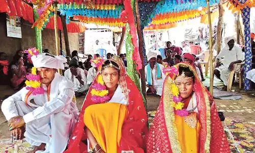 Telangana : एक युवक ने एक ही हॉल में दो महिलाओं से की शादी Telangana : एक युवक ने एक ही हॉल में दो महिलाओं से की शादी