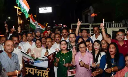 Pahalgam आतंकी हमले के विरोध में शहर में कैंडल मार्च निकाला गया Pahalgam आतंकी हमले के विरोध में शहर में कैंडल मार्च निकाला गया