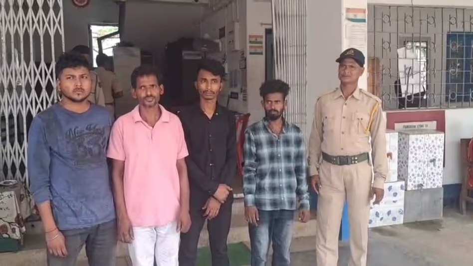 Tripura : सीमा पर कार्रवाई में बांग्लादेशी नागरिक और भारतीय दलाल गिरफ्तार Tripura : सीमा पर कार्रवाई में बांग्लादेशी नागरिक और भारतीय दलाल गिरफ्तार