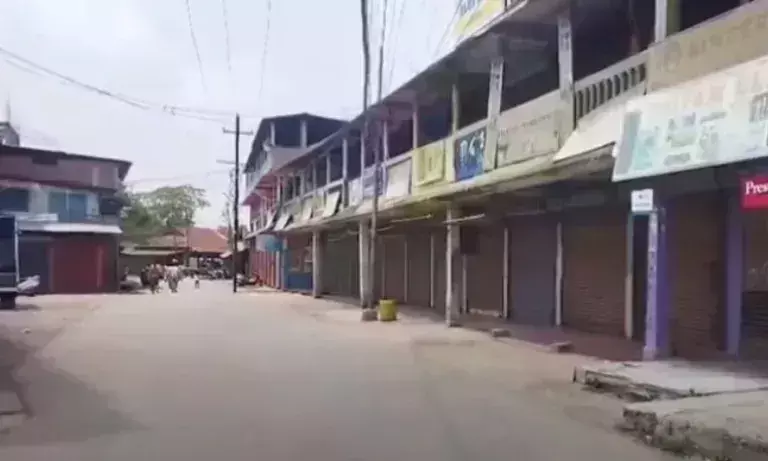 Manipur में ‘ग्राम स्वयंसेवक’ की हिरासत में मौत के विरोध में हड़ताल, जनजीवन प्रभावित Manipur में ‘ग्राम स्वयंसेवक’ की हिरासत में मौत के विरोध में हड़ताल, जनजीवन प्रभावित