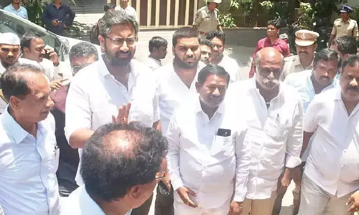 Andhra: मंत्री ने मृतक के परिजनों को अनुग्रह राशि का चेक सौंपा