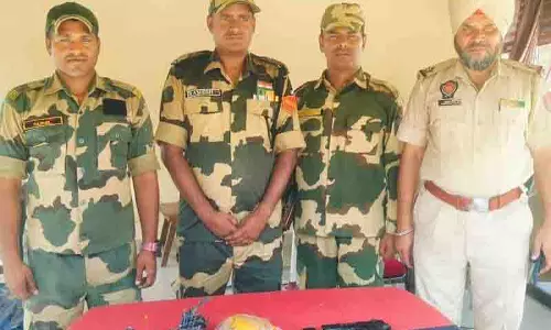 BSF, पंजाब पुलिस ने अमृतसर सीमा पर ड्रोन, हेरोइन जब्त की BSF, पंजाब पुलिस ने अमृतसर सीमा पर ड्रोन, हेरोइन जब्त की