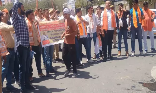 Chakradharpur: पहलगाम आतंकी हमले के विरोध में निकाली आक्रोश रैली Chakradharpur: पहलगाम आतंकी हमले के विरोध में निकाली आक्रोश रैली