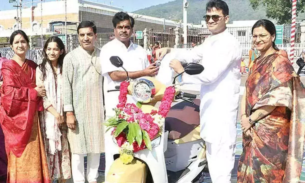 Andhra: टीटीडी को इलेक्ट्रिक स्कूटर दान किया गया Andhra: टीटीडी को इलेक्ट्रिक स्कूटर दान किया गया