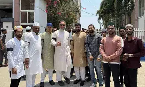 AIMIM अध्यक्ष ओवैसी ने पहलगाम हमले के विरोध में मस्जिद में काली पट्टियां बांटीं AIMIM अध्यक्ष ओवैसी ने पहलगाम हमले के विरोध में मस्जिद में काली पट्टियां बांटीं
