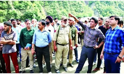 DC रामबन ने बाढ़ प्रभावित क्षेत्रों का दौरा किया DC रामबन ने बाढ़ प्रभावित क्षेत्रों का दौरा किया
