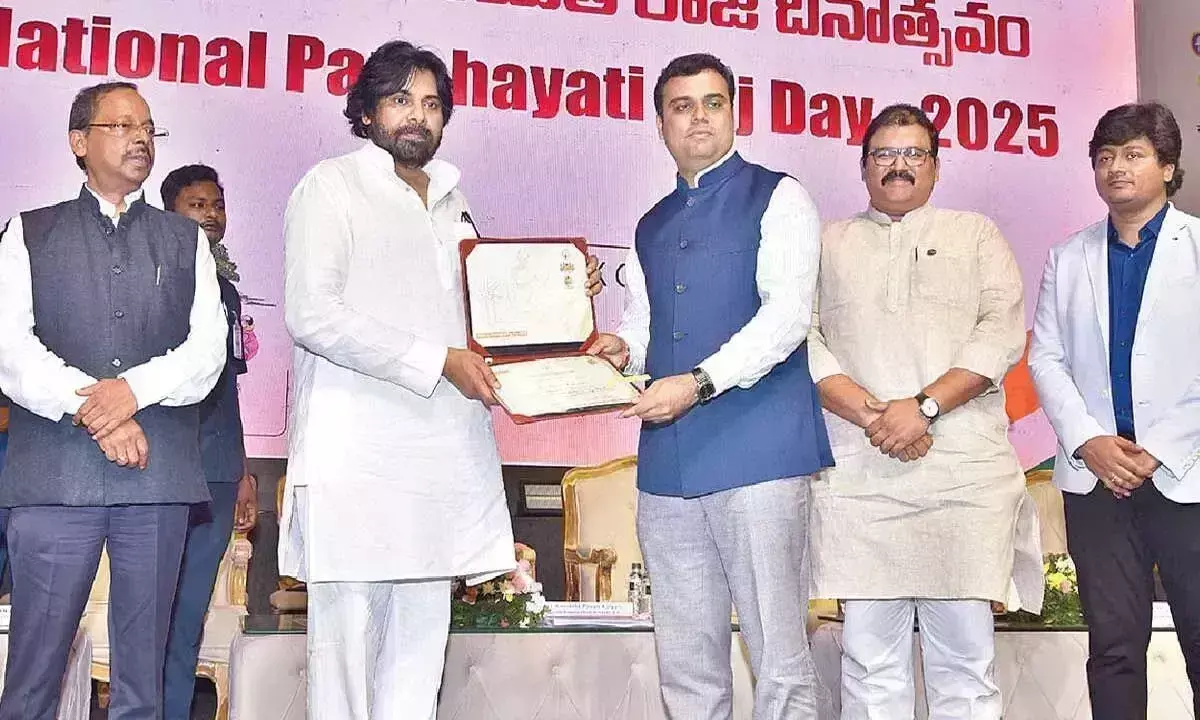 Collector विनोद को स्वच्छ आंध्र ग्रामीण में सर्वश्रेष्ठ प्रदर्शन का पुरस्कार मिला Collector विनोद को स्वच्छ आंध्र ग्रामीण में सर्वश्रेष्ठ प्रदर्शन का पुरस्कार मिला