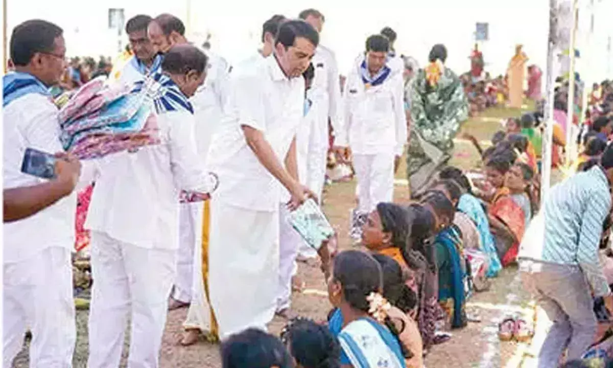 Andhra: 30,000 श्रद्धालुओं को भोजन वितरित किया गया Andhra: 30,000 श्रद्धालुओं को भोजन वितरित किया गया