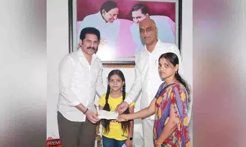 Hyderabad: लड़की को 2 लाख रुपये दान किए, उसके संघर्ष को देखकर हरीश राव की आंखों में आंसू आ गए