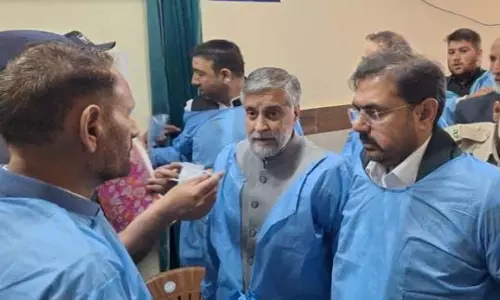 सतीश शर्मा-मियां अल्ताफ ने GMC अनंतनाग का दौरा किया