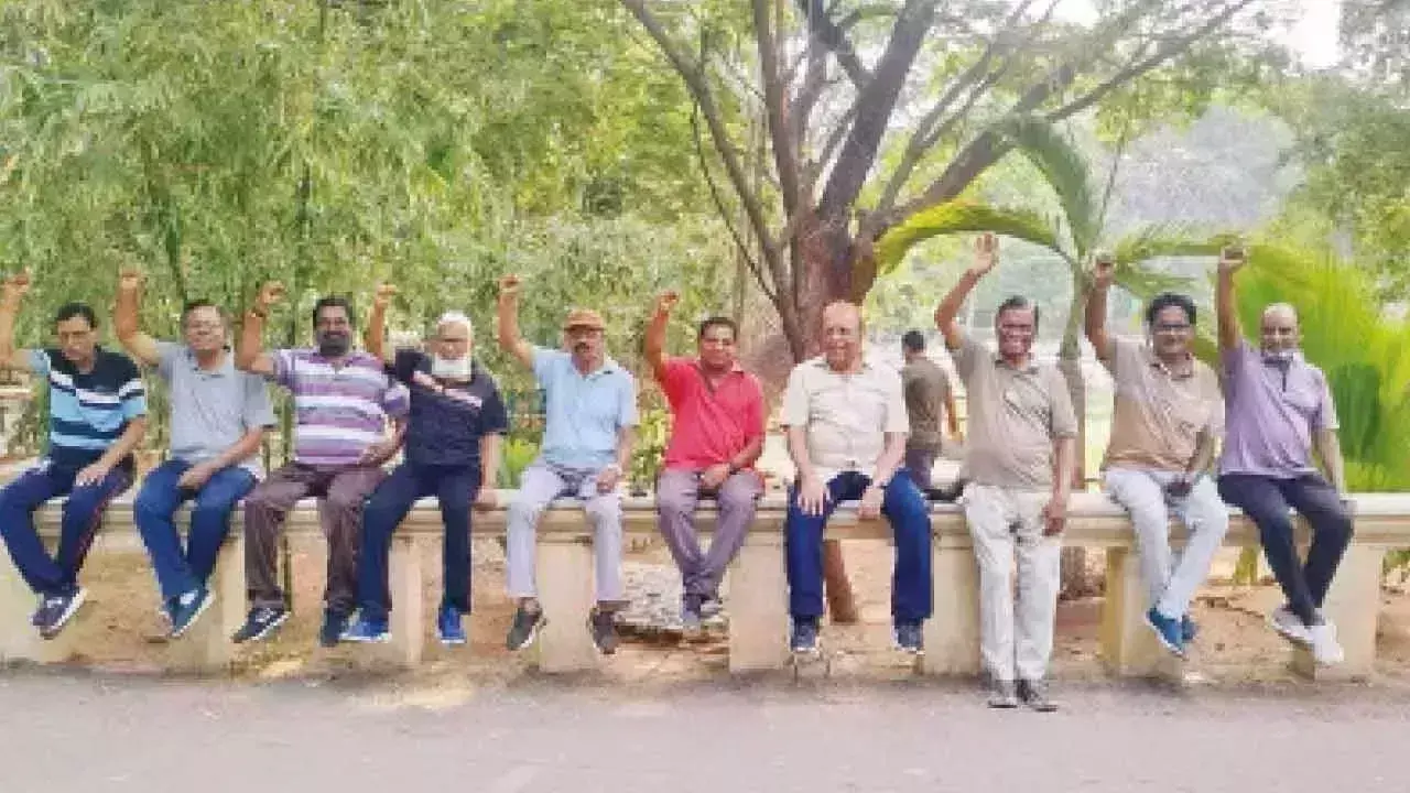 Telangana: पब्लिक गार्डन के पैदल यात्रियों ने बुनियादी सुविधाओं के लिए दिया धरना