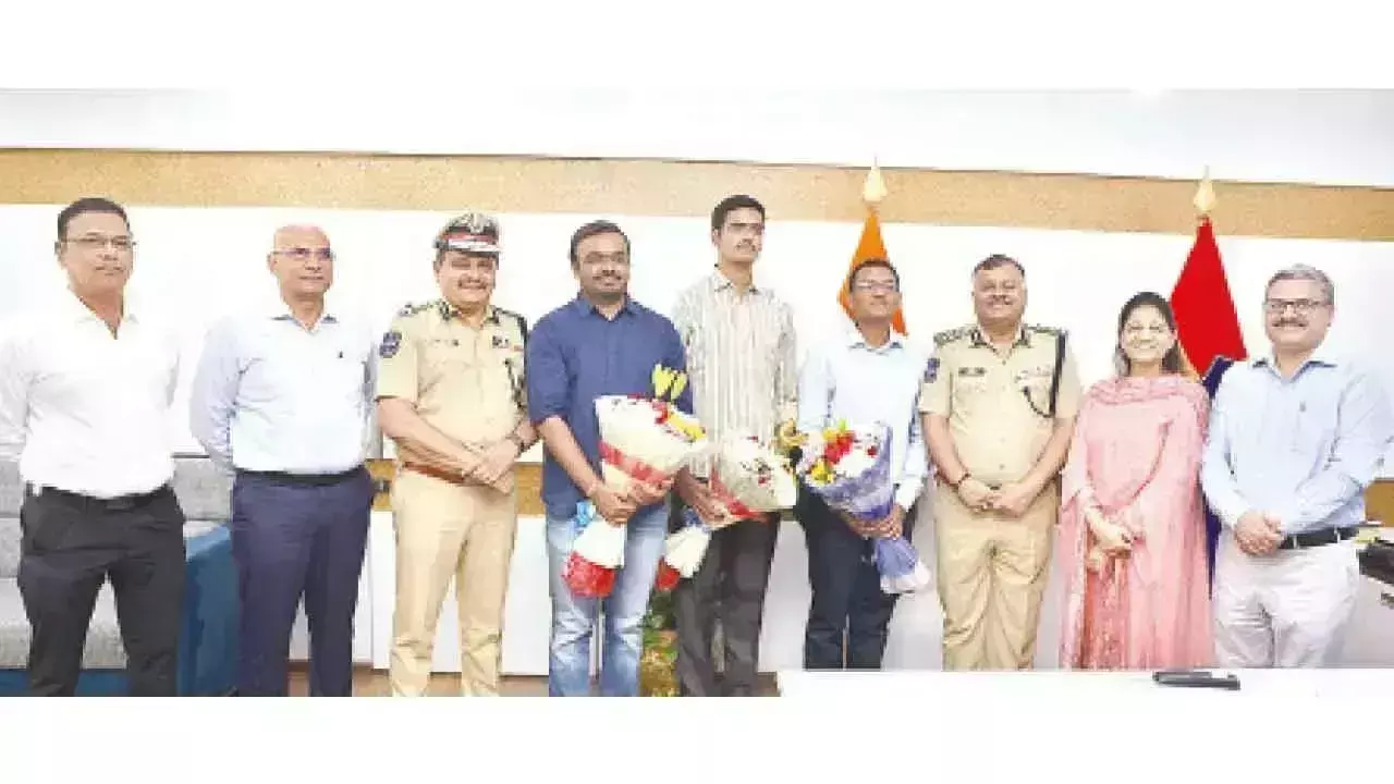 DGP ने पुलिस परिवारों के सिविल परीक्षा टॉपरों को बधाई दी DGP ने पुलिस परिवारों के सिविल परीक्षा टॉपरों को बधाई दी