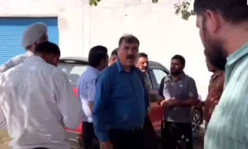 Jammu: पटवारी फर्द के लिए 50 हजार रुपए रिश्वत लेते पकड़ा गया Jammu: पटवारी फर्द के लिए 50 हजार रुपए रिश्वत लेते पकड़ा गया