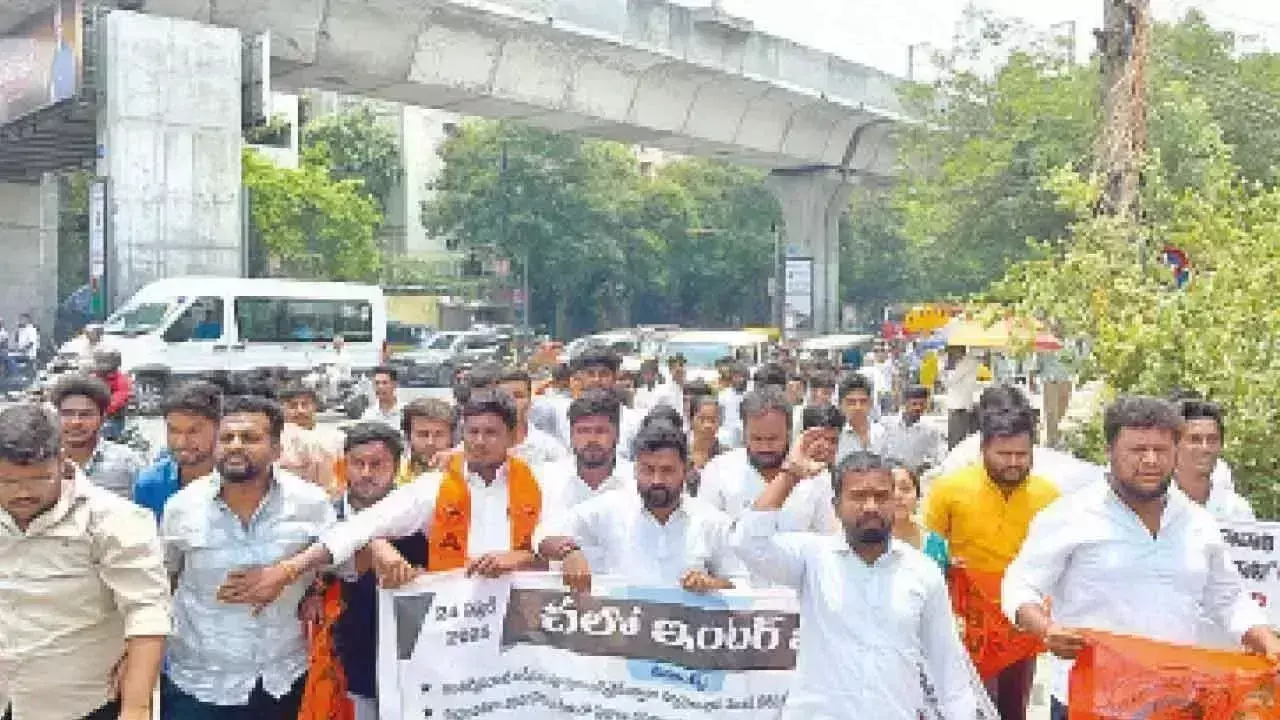 ABVP ने कॉरपोरेट कॉलेजों के खिलाफ कार्रवाई की मांग को लेकर धरना दिया