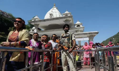 Jammu: वैष्णो देवी मंदिर में दो अनाधिकृत टट्टू संचालकों पर मामला दर्ज Jammu: वैष्णो देवी मंदिर में दो अनाधिकृत टट्टू संचालकों पर मामला दर्ज