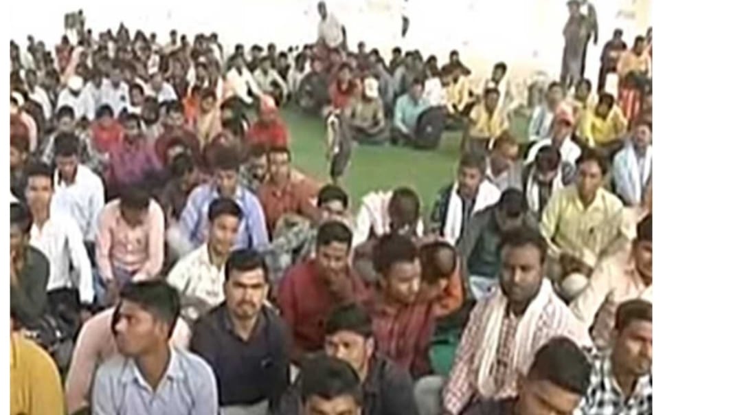 लाड़ली लक्ष्मी पार्क के समीप हड़ताल पर बैठे संविदा स्वास्थ्यकर्मी, बोले पूर्व मुख्यमंत्री वादा निभाओ
