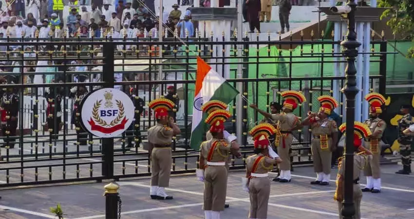 शादी भी रुक गई भारत-पाक तनाव के बीच, अटारी बॉर्डर पर क्या हुआ जानिए? शादी भी रुक गई भारत-पाक तनाव के बीच, अटारी बॉर्डर पर क्या हुआ जानिए?