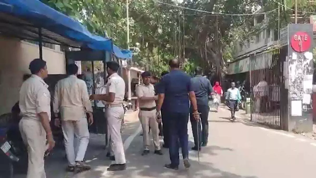 सिविल कोर्ट की बम निरोधक दस्ते ने की जांच, मिली है ब्लास्ट की धमकी सिविल कोर्ट की बम निरोधक दस्ते ने की जांच, मिली है ब्लास्ट की धमकी