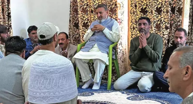 Srinagar अल्ताफ बुखारी ने आदिल हुसैन के परिजनों से की मुलाकात Srinagar अल्ताफ बुखारी ने आदिल हुसैन के परिजनों से की मुलाकात