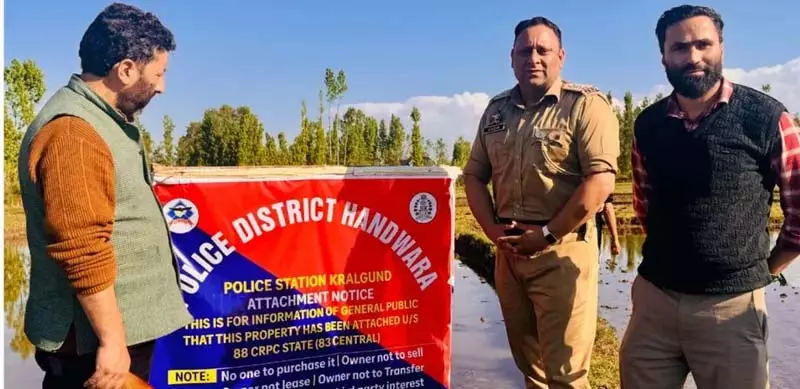 हंदवाड़ा में पाकिस्तान स्थित आतंकी आका की संपत्ति कुर्क: Police हंदवाड़ा में पाकिस्तान स्थित आतंकी आका की संपत्ति कुर्क: Police