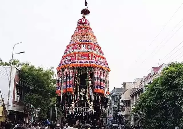 श्रीरंगम अरंगनाथ स्वामी मंदिर चिथिराई रथ परेड एक भव्य दृश्य श्रीरंगम अरंगनाथ स्वामी मंदिर चिथिराई रथ परेड एक भव्य दृश्य