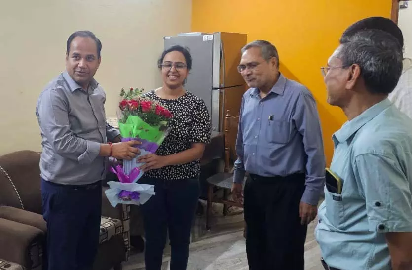 IAS बनी पूर्वा अग्रवाल बोली - विश्वास रखो और मेहनत करो, एक दिन आपको सफलता जरूर मिलेगी IAS बनी पूर्वा अग्रवाल बोली - विश्वास रखो और मेहनत करो, एक दिन आपको सफलता जरूर मिलेगी