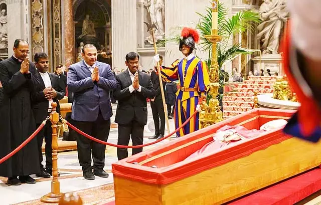 मंत्री नासिर ने पोप फ्रांसिस को श्रद्धांजलि अर्पित की मंत्री नासिर ने पोप फ्रांसिस को श्रद्धांजलि अर्पित की