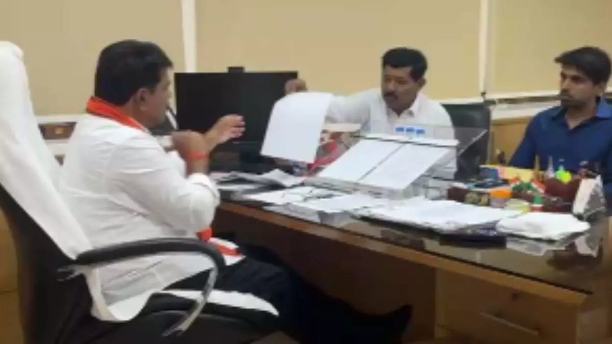 पाकिस्तानी हिन्दू मिले डिप्टी सीएम विजय शर्मा से, भारत में शरण पाने मदद की गुहार लगाई पाकिस्तानी हिन्दू मिले डिप्टी सीएम विजय शर्मा से, भारत में शरण पाने मदद की गुहार लगाई