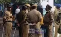 Punjab: हाई अलर्ट, पुलिस और सेना ने चप्पे-चप्पे पर बढ़ाई चौकसी Punjab: हाई अलर्ट, पुलिस और सेना ने चप्पे-चप्पे पर बढ़ाई चौकसी
