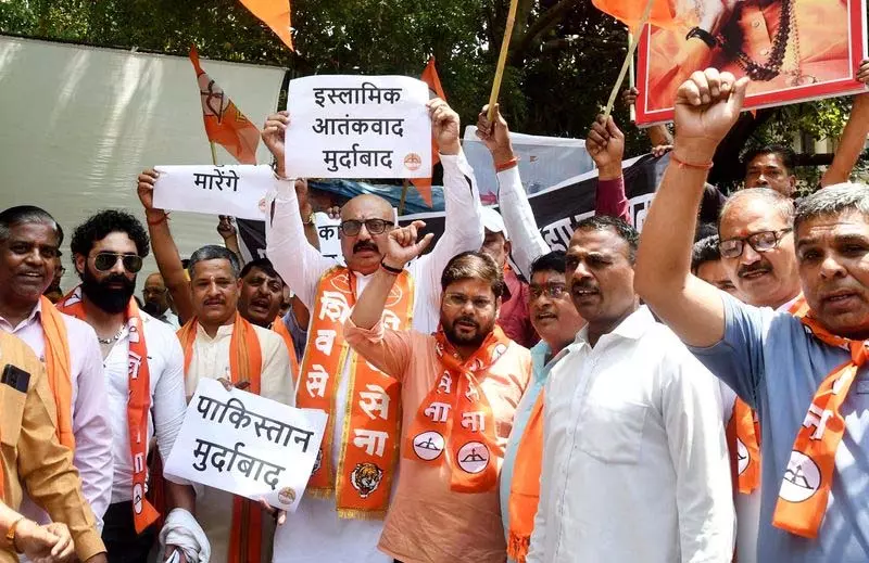 ग्रामीणों ने कैंडल मार्च निकाल सख्त कार्रवाई की मांग की ग्रामीणों ने कैंडल मार्च निकाल सख्त कार्रवाई की मांग की