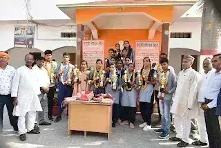 Ballia: परीक्षा में चमके गंगोत्री देवी कॉलेज के छात्र, टॉपर्स को पहनाई गई माला Ballia: परीक्षा में चमके गंगोत्री देवी कॉलेज के छात्र, टॉपर्स को पहनाई गई माला