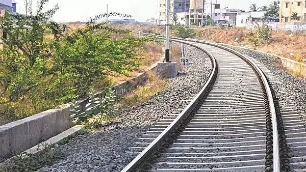 Mumbai : डोंबिवली के पास लोकल ट्रेन से गिरकर कलवा के एक व्यक्ति की मौत Mumbai : डोंबिवली के पास लोकल ट्रेन से गिरकर कलवा के एक व्यक्ति की मौत