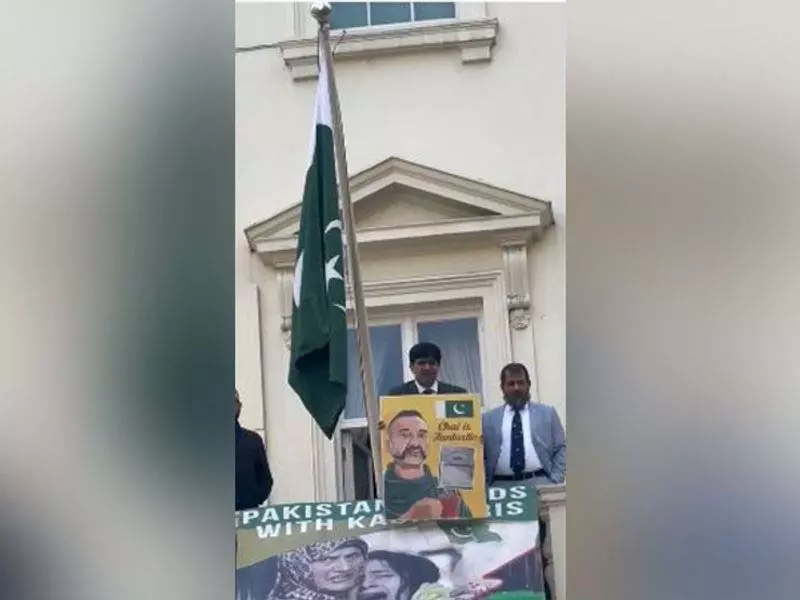 Britain: पाक आर्मी अताशे ने भारतीय प्रदर्शनकारियों पर गला काटने का इशारा किया Britain: पाक आर्मी अताशे ने भारतीय प्रदर्शनकारियों पर गला काटने का इशारा किया